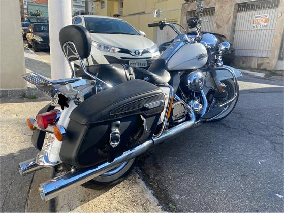 HARLEY-DAVIDSON ROAD KING CLASSIC 